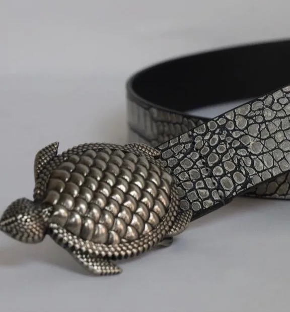 Cinturón de piel grabada con hebilla escultórica de metal dorado