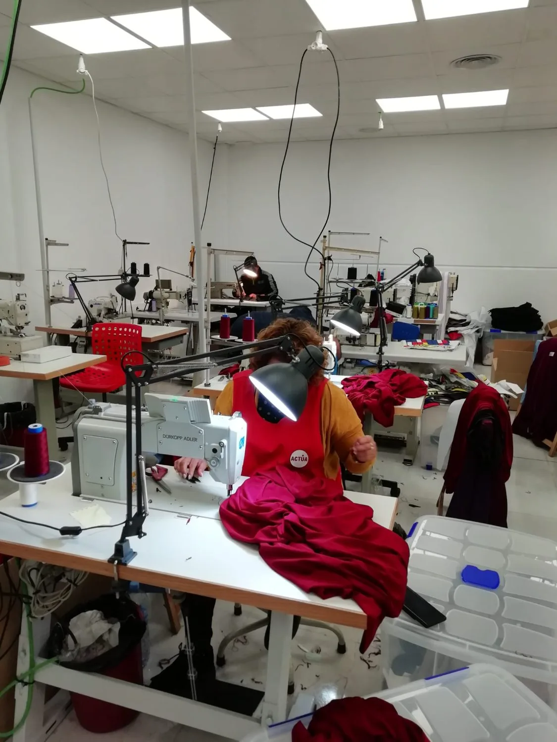 Zona de confección de prendas en piel con máquinas de coser industriales