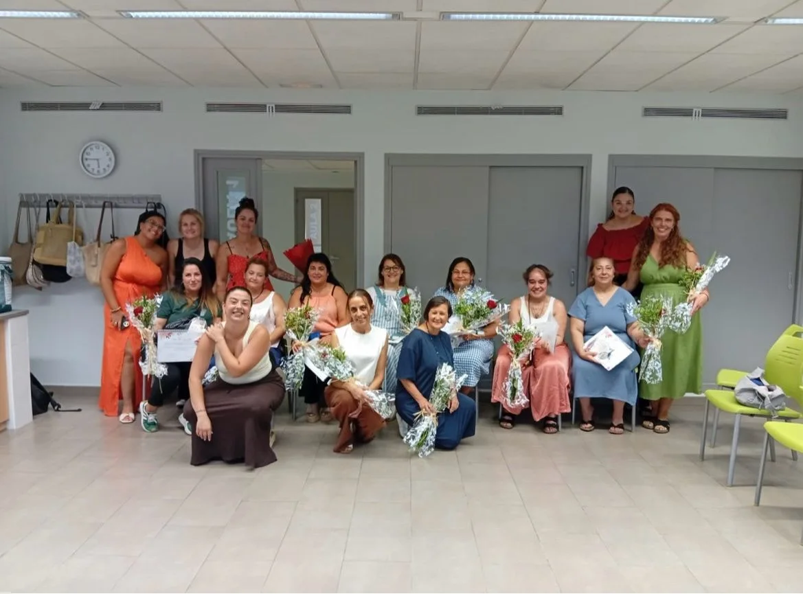 Alumnas de la primera promoción de la escuela de formación de Grupo Atelier con sus diplomas