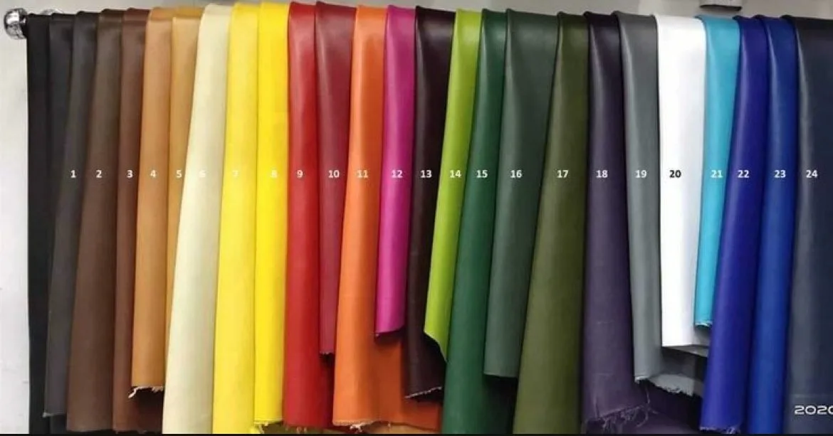 Carta de pieles colgadas por colores y acabados para la selección de material