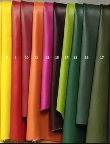 Carta de pieles colgadas por colores y acabados, numeradas para la selección de material